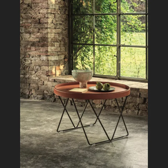 Tavolino Flexus con top in cuoio e base in acciaio laccato di Bontempi