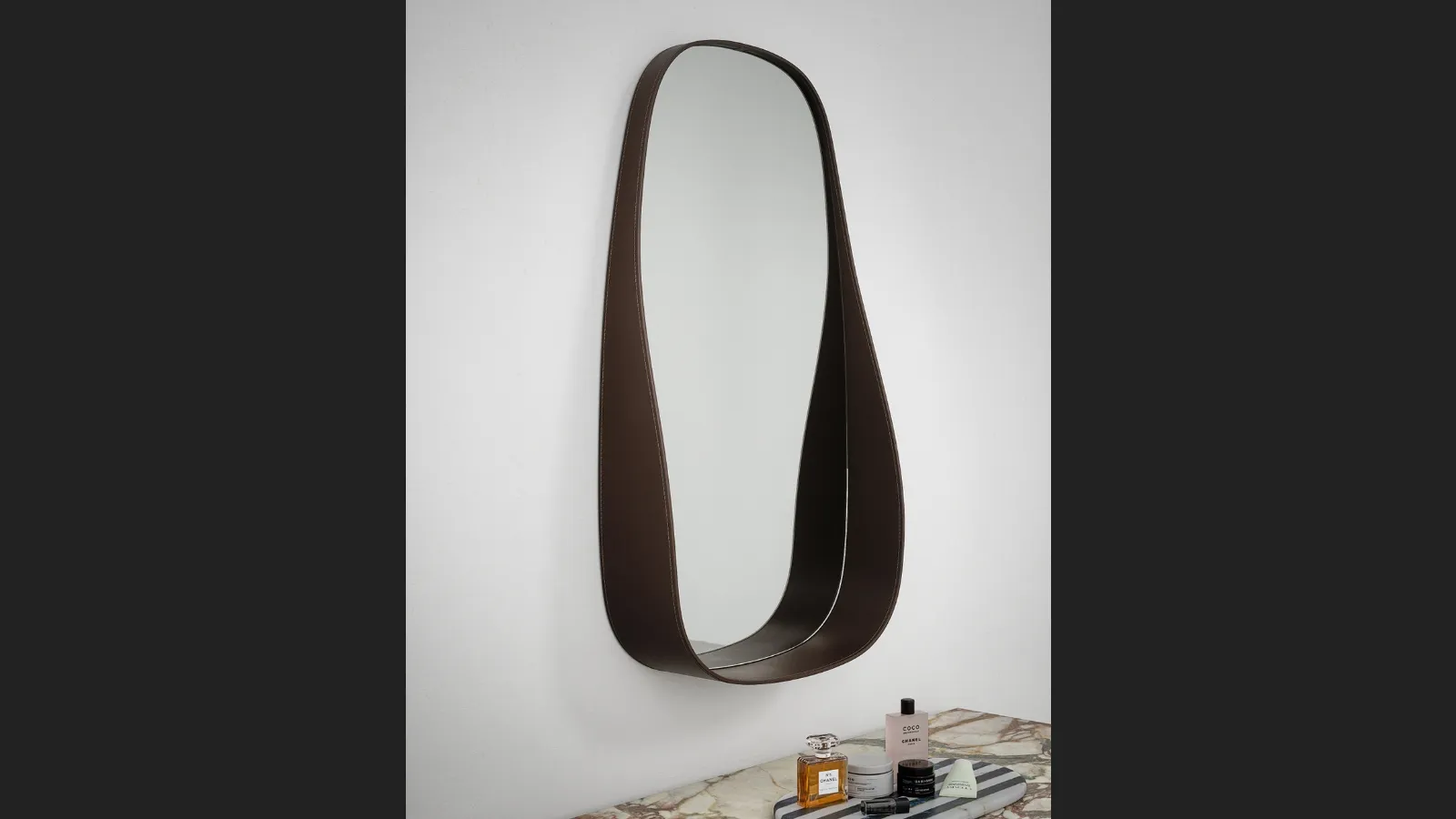 Specchio Flow con cornice in cuoio di Novamobili