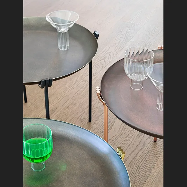 Tavolino in metallo Geo Table finitura grigio, ottone satinato e rame lucido di Saba