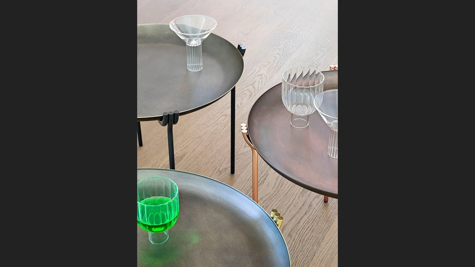 Tavolino in metallo Geo Table finitura grigio, ottone satinato e rame lucido di Saba