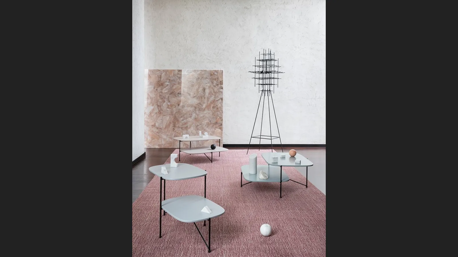 Tavolino in MDF laccato con base in tondino di metallo Haiku di Saba