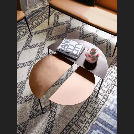 Tavolino in metallo a forma di mezzaluna proposto in 3 altezze Hoodi di Midj