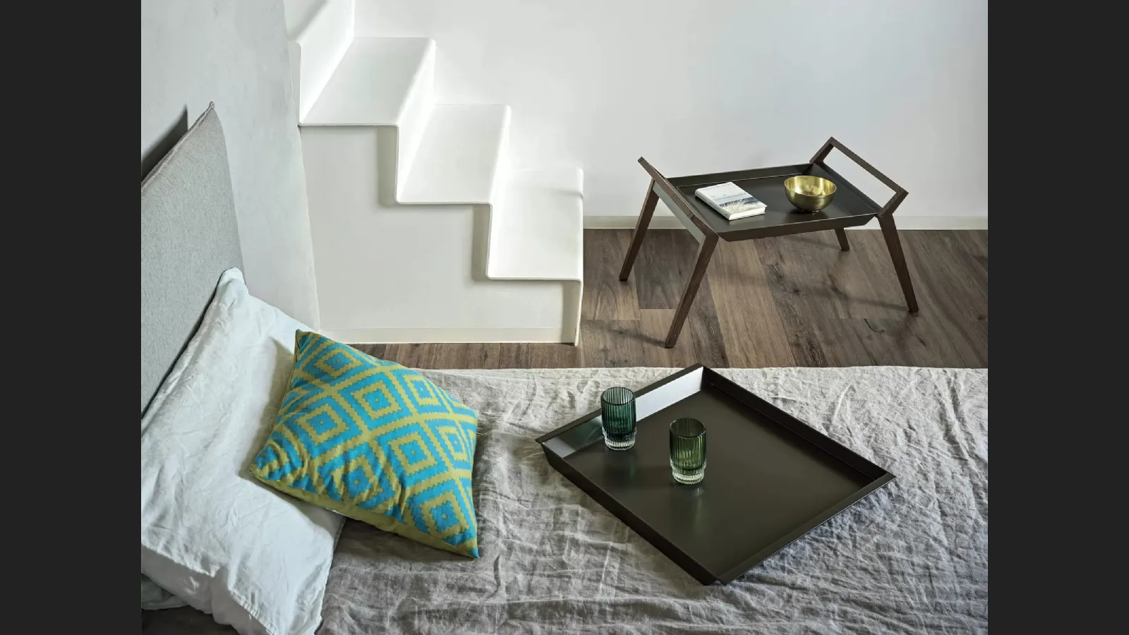 Tavolino Tiffany con top in acciaio laccato e base in legno massello di Bontempi
