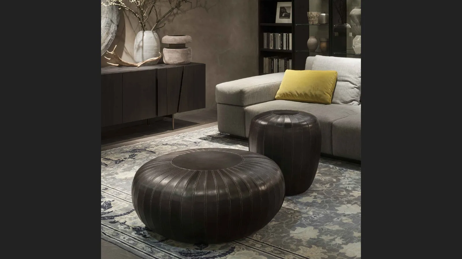 Pouf in pelle con cuciture a vista Tod di Lema