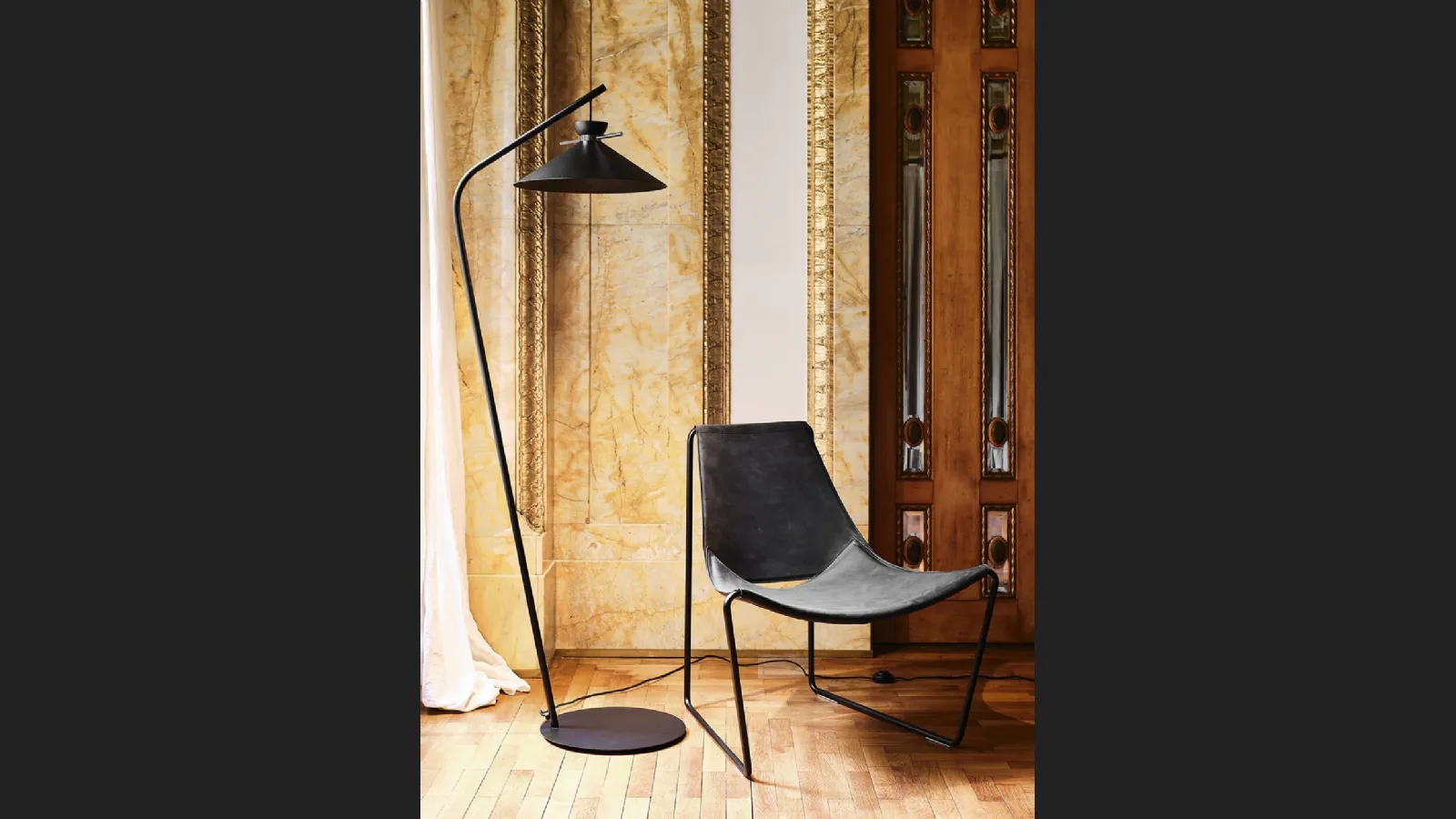 Lampada da terra in metallo verniciato Nero Japan di Midj