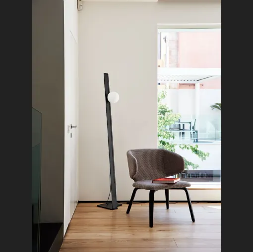 Lampada da terra Suspense in metallo Nero con diffusore in vetro soffiato regolabile in altezza lungo la barra di Midj