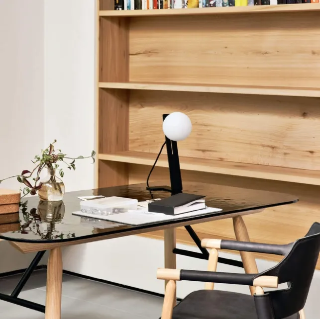 Lampada in metallo nero con diffusore in vetro soffiato Suspense di Midj