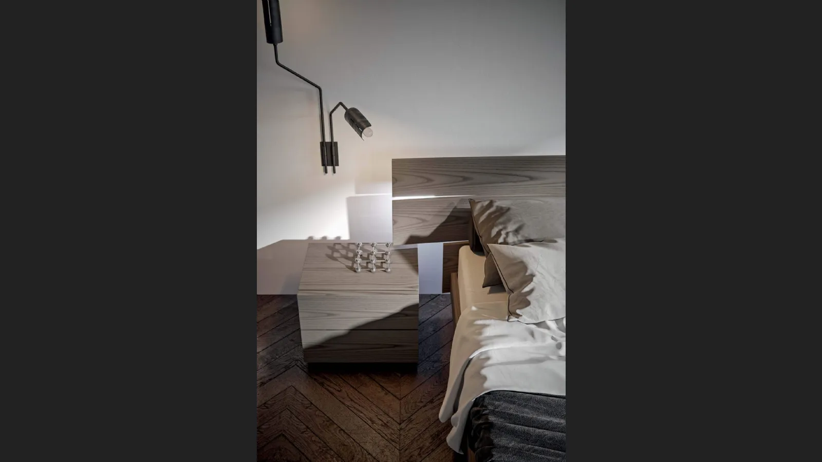 Comodino Master in legno di Frassino ossidato di Veneran