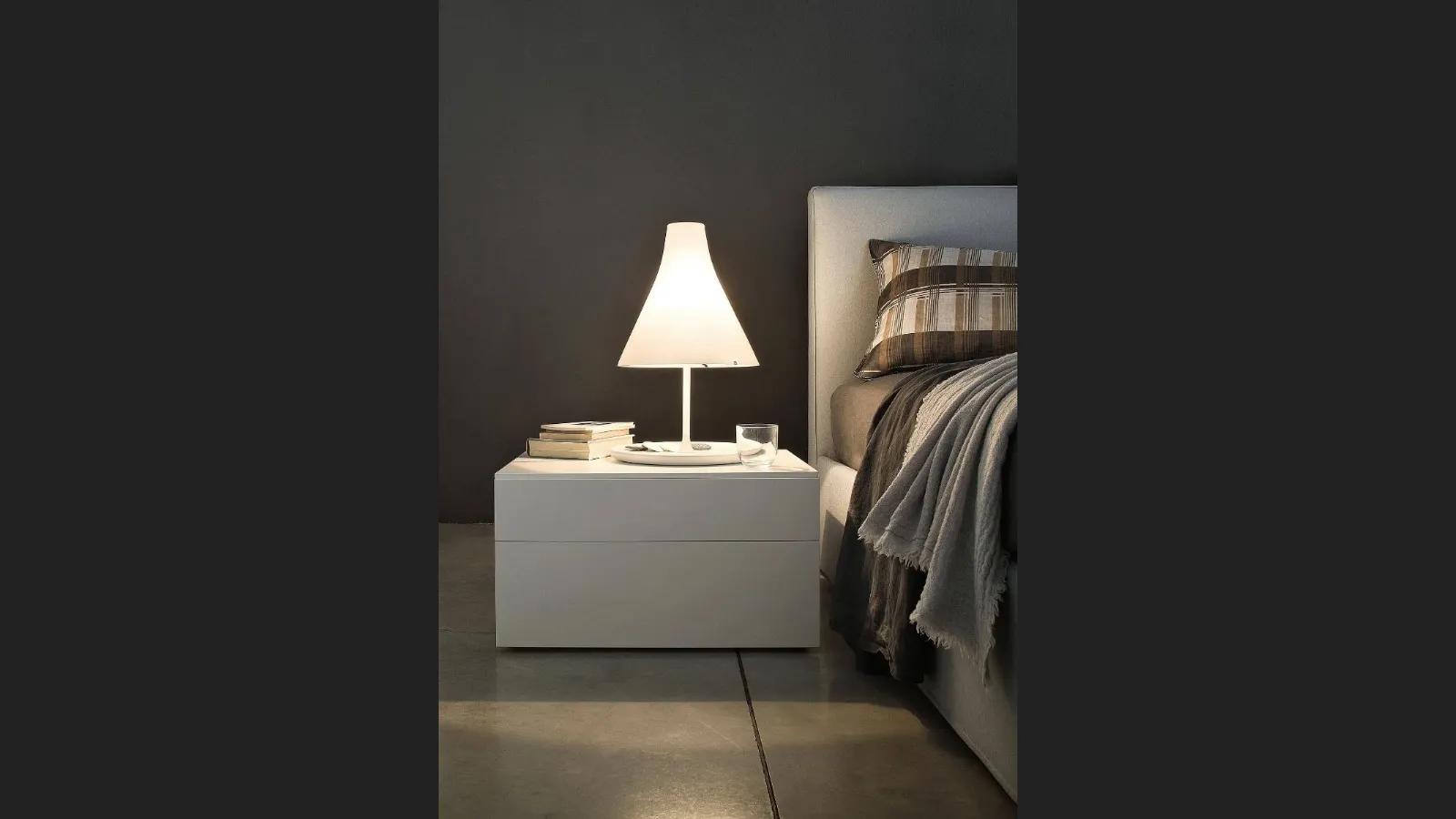Comodino in laccato bianco opaco Quarantacinque di Lema