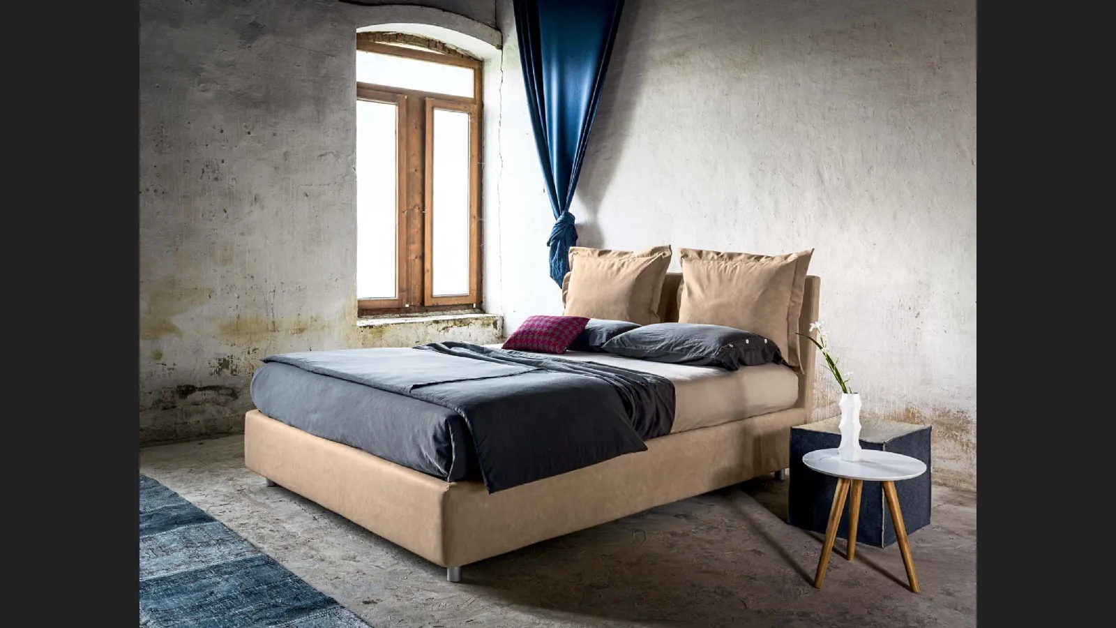 Letto in eco nabuk imbottito con testiera rivestita da cuscini rimovibili DoReMi di Veneran