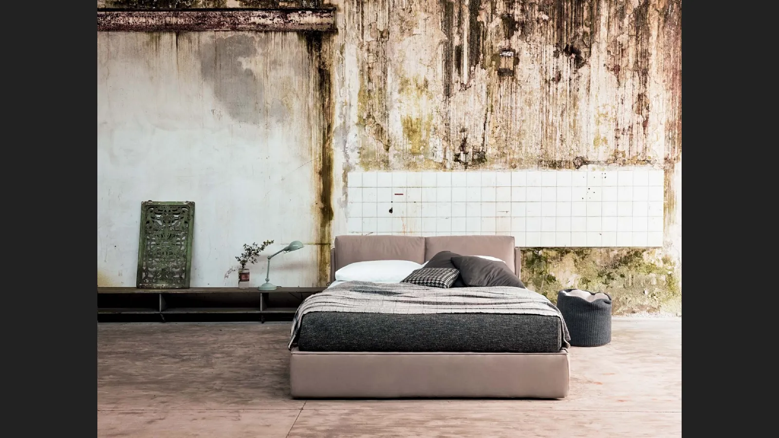 Letto in tessuto imbottito con testiera con cuscini reclinabili Icaro di Veneran