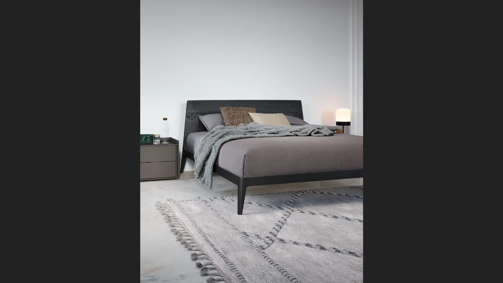 Letto in legno impiallacciato con testiera Siri di Novamobili