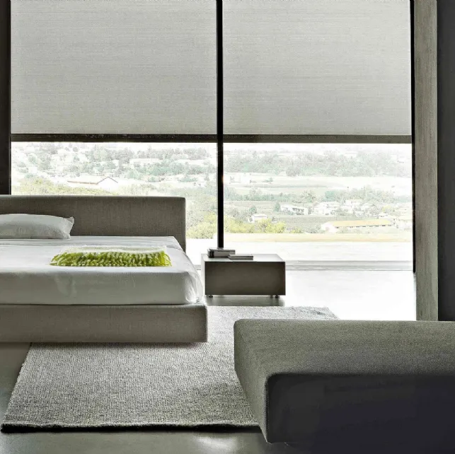 Letto dal design lineare in tessuto completamente sfoderabile con testiera Softland di Lema