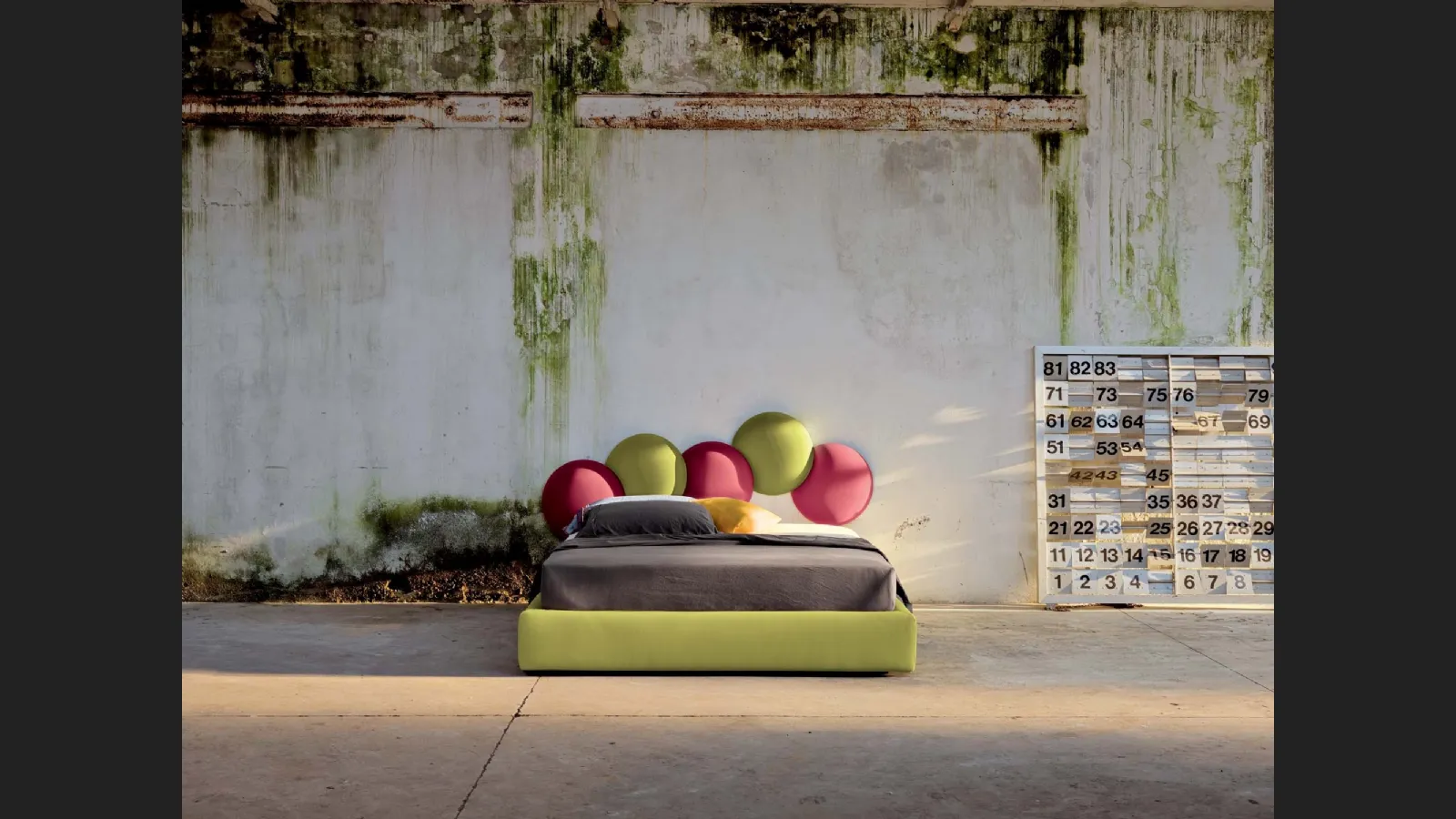 Letto in tessuto con testiera creativa che ricorda le bolle di sapone Bubble di Veneran
