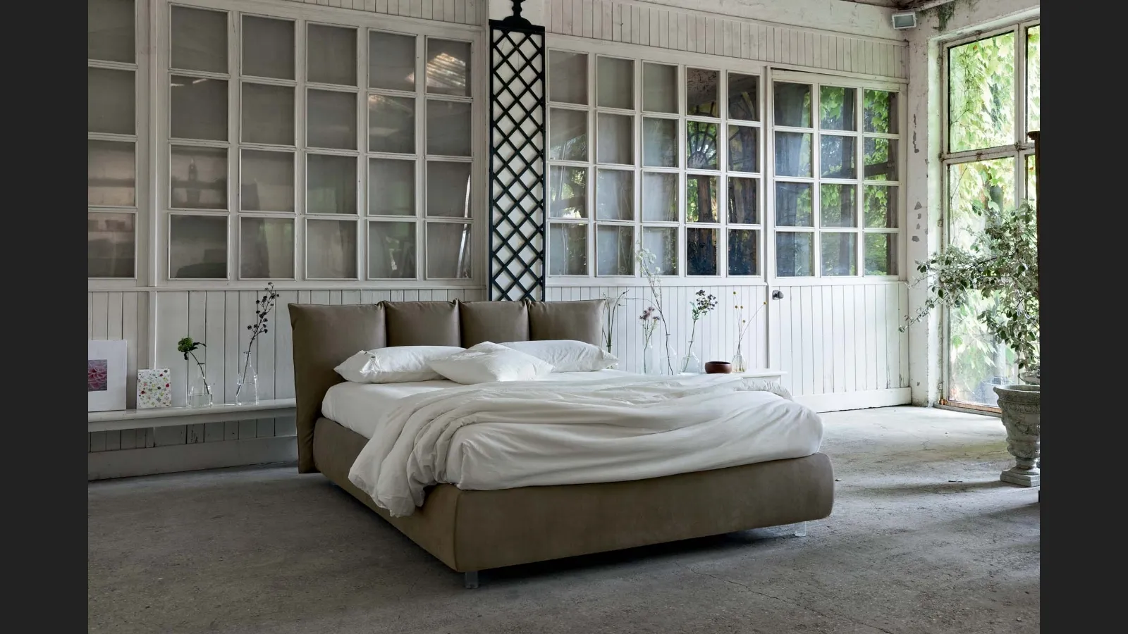 Letto in ecopelle vintage con testiera avvolgente e piedini trasparenti Plissé di Veneran