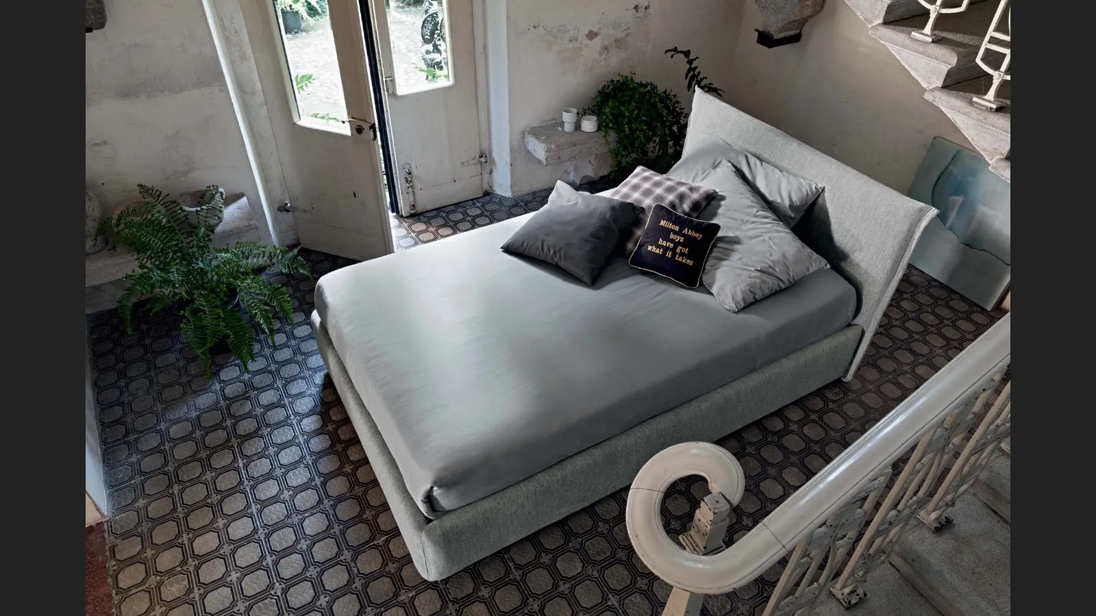 Letto in tessuto imbottito con testiera Twin Line di Veneran