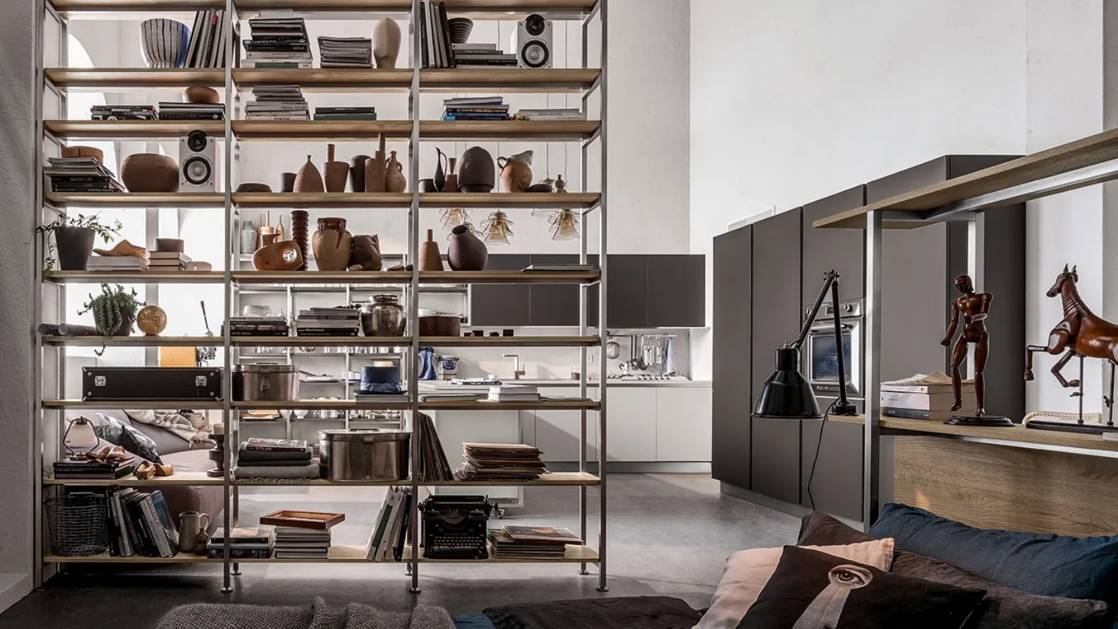 Libreria divisoria Tribeca finitura acciaio e Play Rovere Medio di Veneta Cucine