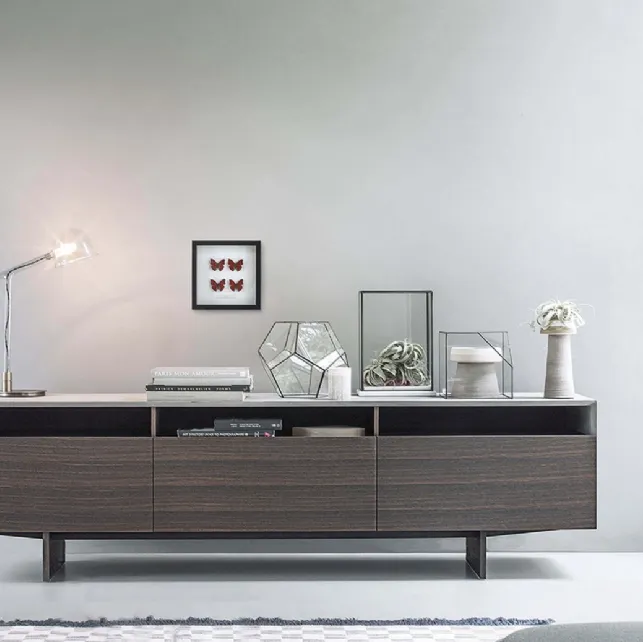 Mobile Porta Tv Marble Arch in legno con top in cemento di Lema