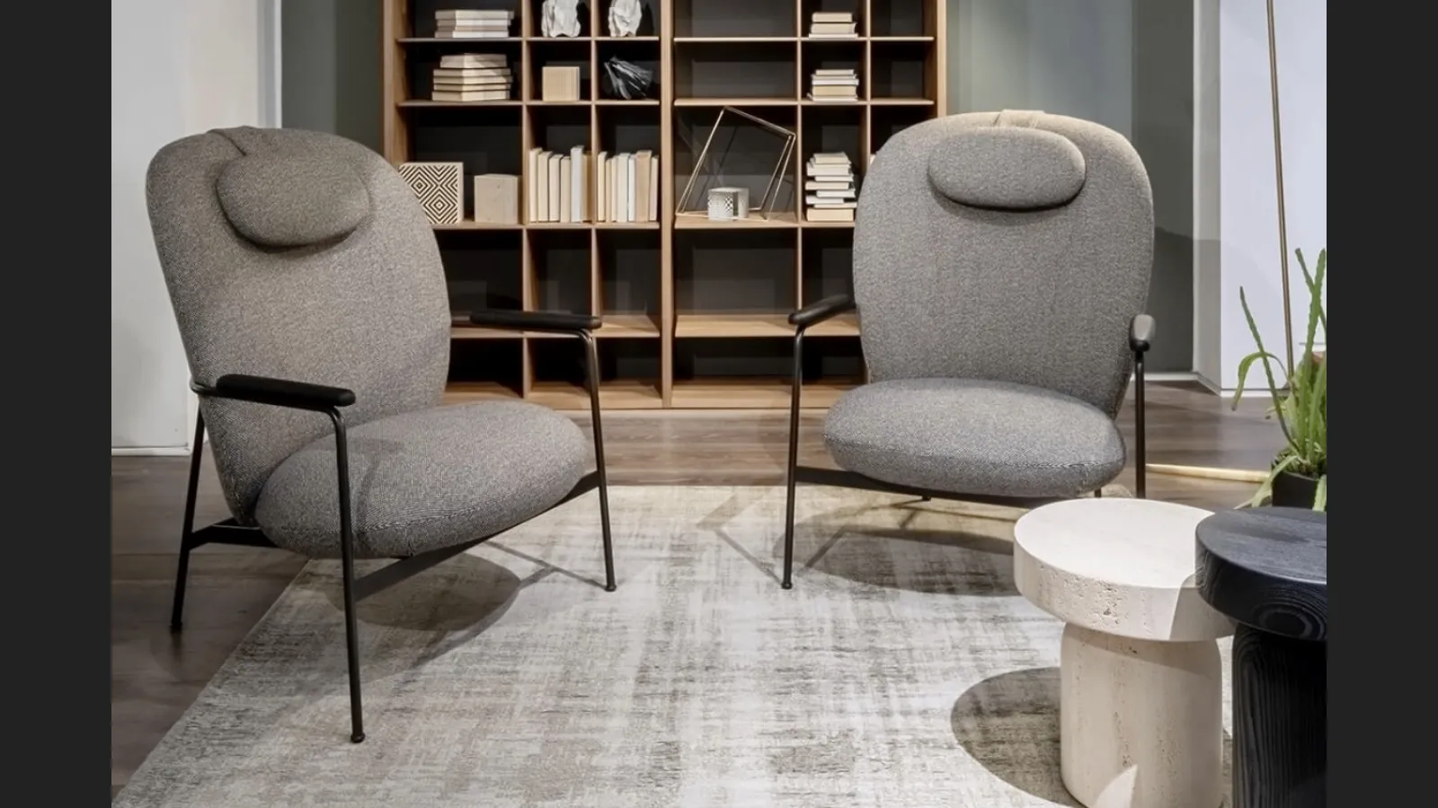 Poltroncina imbottita con struttura in metallo Claire di Lema