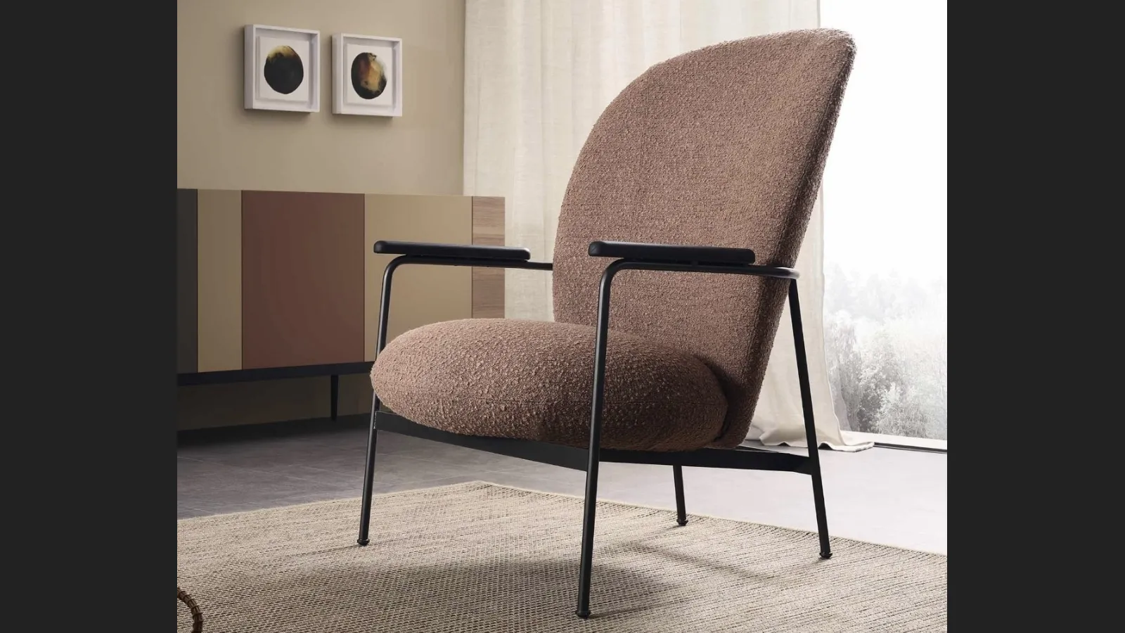 Poltroncina imbottita con struttura in metallo Claire di Lema