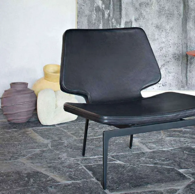 Poltroncina in ecopelle imbottita con struttura in metallo Werner di Lema