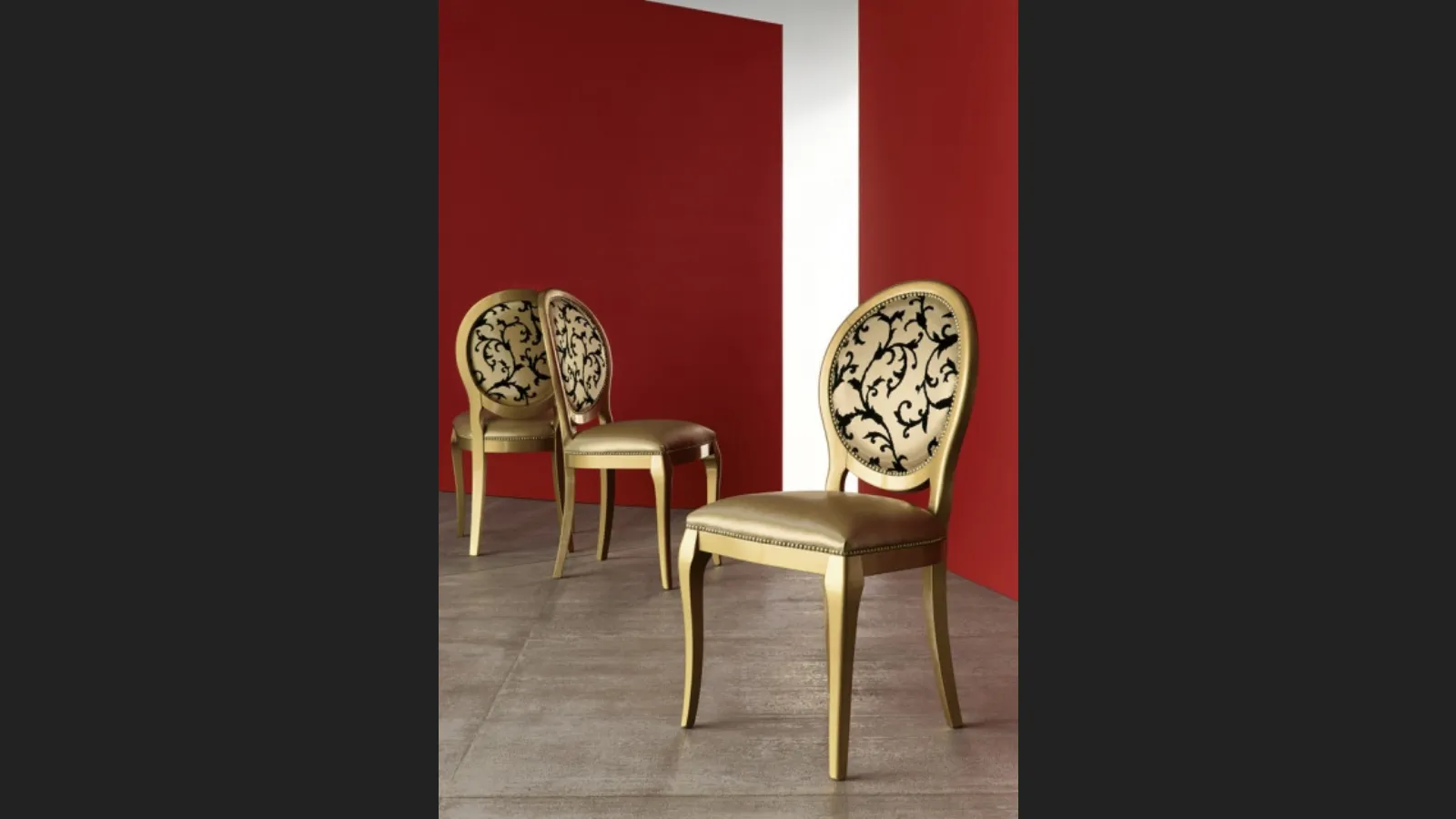 Sedia Adelaide con seduta e schienale imbottiti in ecopelle e struttura in faggio laccato di Veneta Cucine
