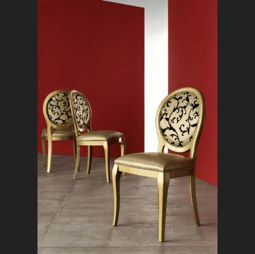 Sedia Adelaide con seduta e schienale imbottiti in ecopelle e struttura in faggio laccato di Veneta Cucine