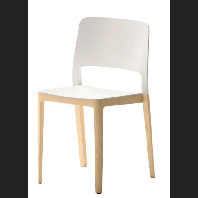 Sedia impilabile Atelier in polipropilene con struttura in legno di Veneta Cucine
