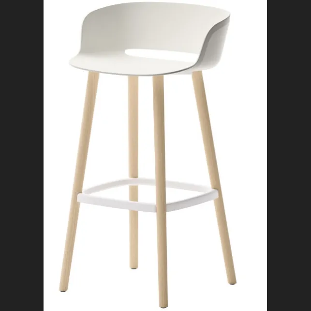 Sgabello Babila in tecnopolimero con struttura in legno di Veneta Cucine