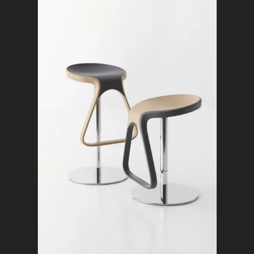 Sgabello Bottone in tecnopolimero con struttura regolabile in metallo cromato di Veneta Cucine