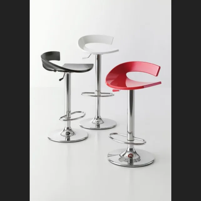 Sgabello Fly con seduta in tecnopolimero e base regolabile in acciaio cromato di Veneta Cucine