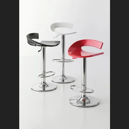 Sgabello Fly con seduta in tecnopolimero e base regolabile in acciaio cromato di Veneta Cucine