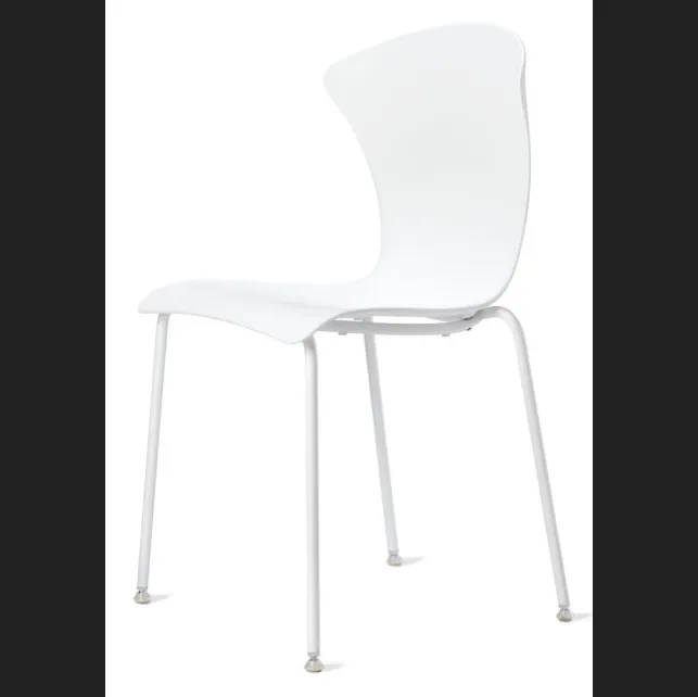 Sedia impilabile Glossy Pop con scocca in policarbonato e gambe in metallo di Veneta Cucine