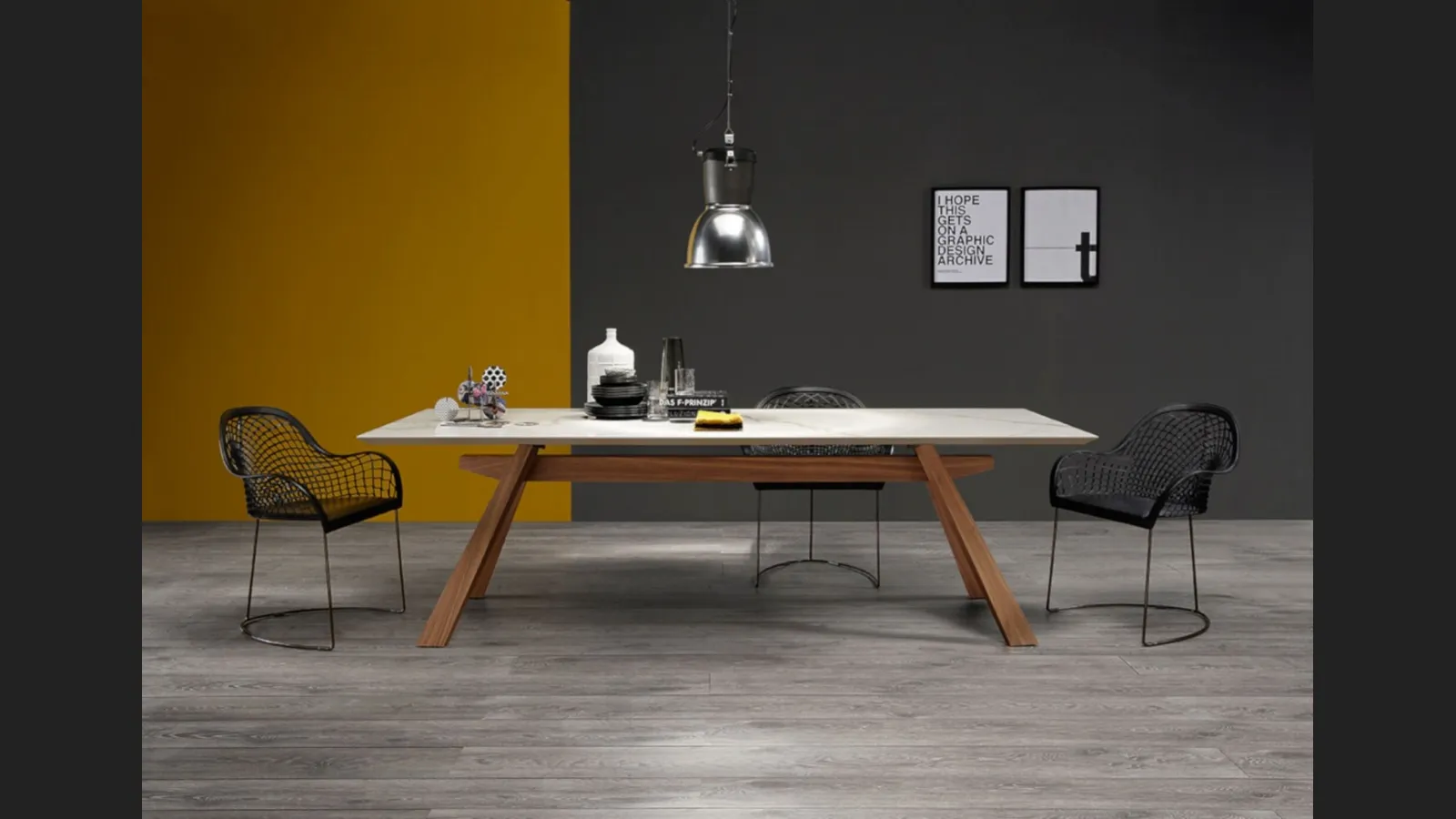 Sedia in cuoio con braccioli con base a slitta in acciaio Guapa PM C U di Midj
