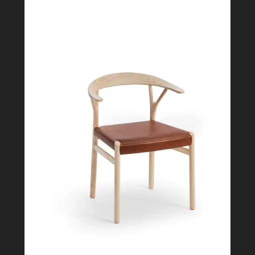 Sedia con braccioli in legno di frassino con seduta rivestita in cuoio Oslo di Midj