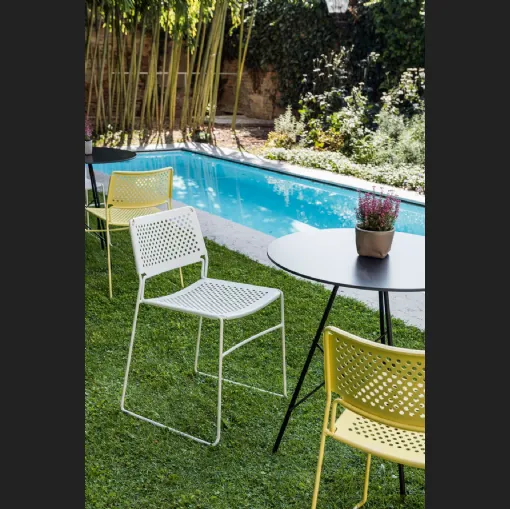 Sedia impilabile in acciaio con gambe a slitta Slim S M di Midj