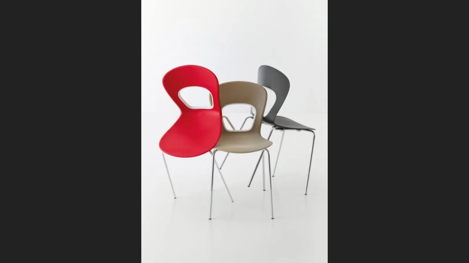 Sedia Holahoop con scocca in tecnopolimero e base in metallo cromato di Veneta Cucine