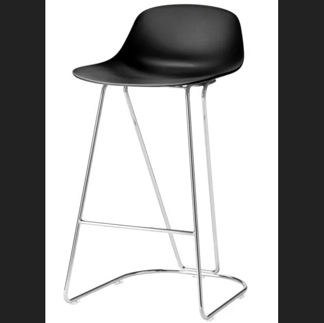 Sgabello Virgola Dandy con scocca in tecnopolimero e base in metallo di Veneta Cucine