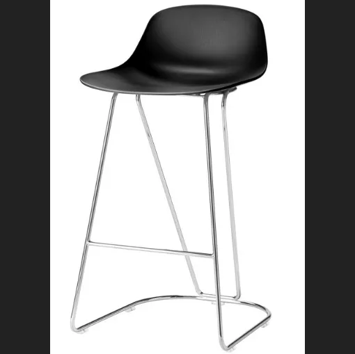 Sgabello Virgola Dandy con scocca in tecnopolimero e base in metallo di Veneta Cucine