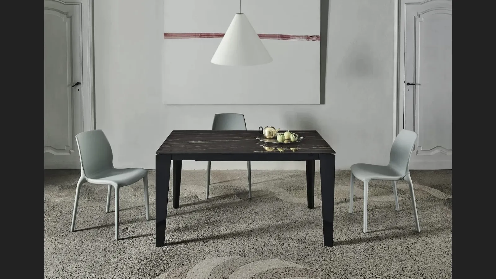Tavolo allungabile Cruz XXL con top in SuperMarmo e base in acciaio laccato di Bontempi