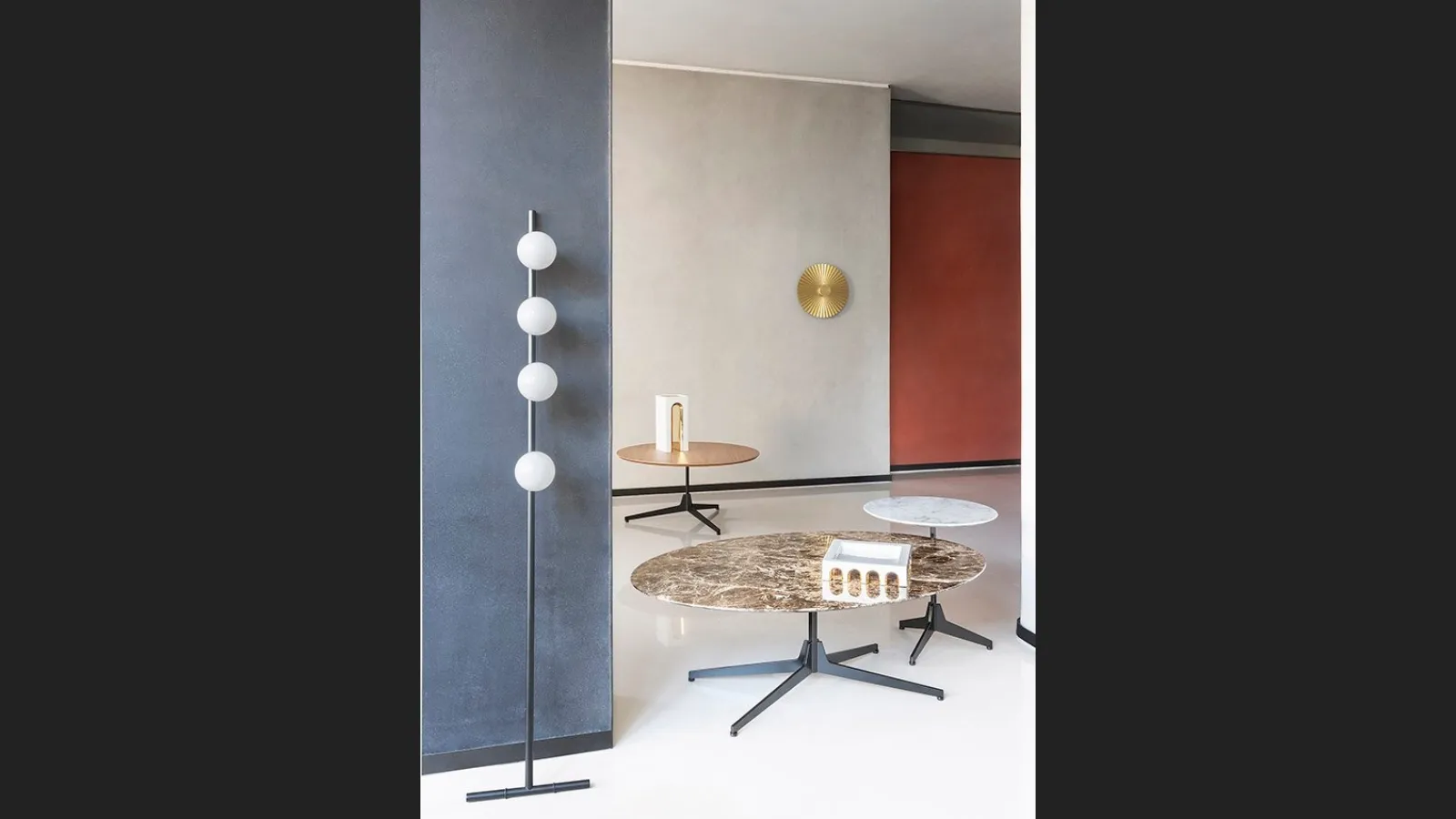 Tavolo con top in marmo Hexa e base in metallo di Saba