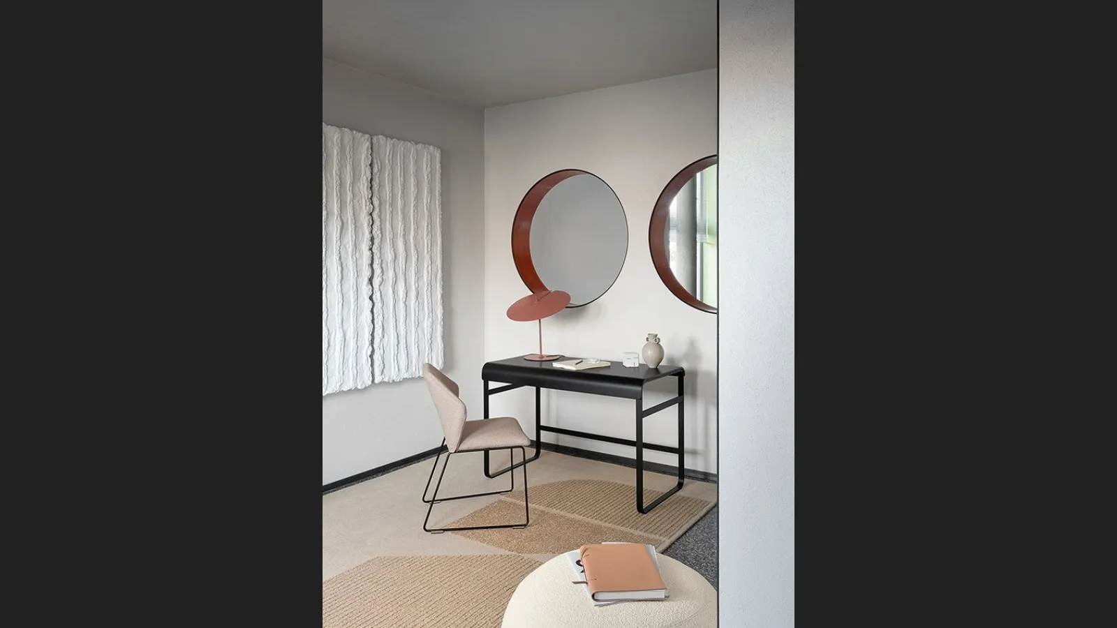 Tavolo scrittoio con top in MDF laccato Nero opaco e struttura in metallo Alphabet di Saba