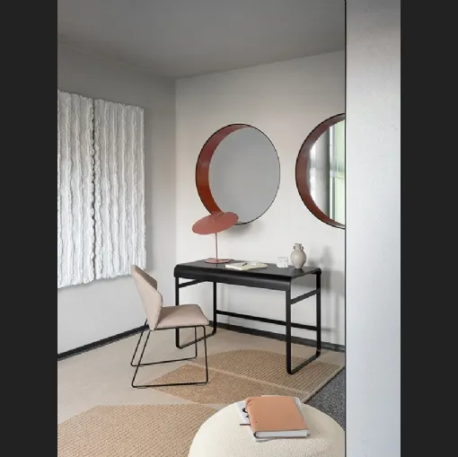 Tavolo scrittoio con top in MDF laccato Nero opaco e struttura in metallo Alphabet di Saba
