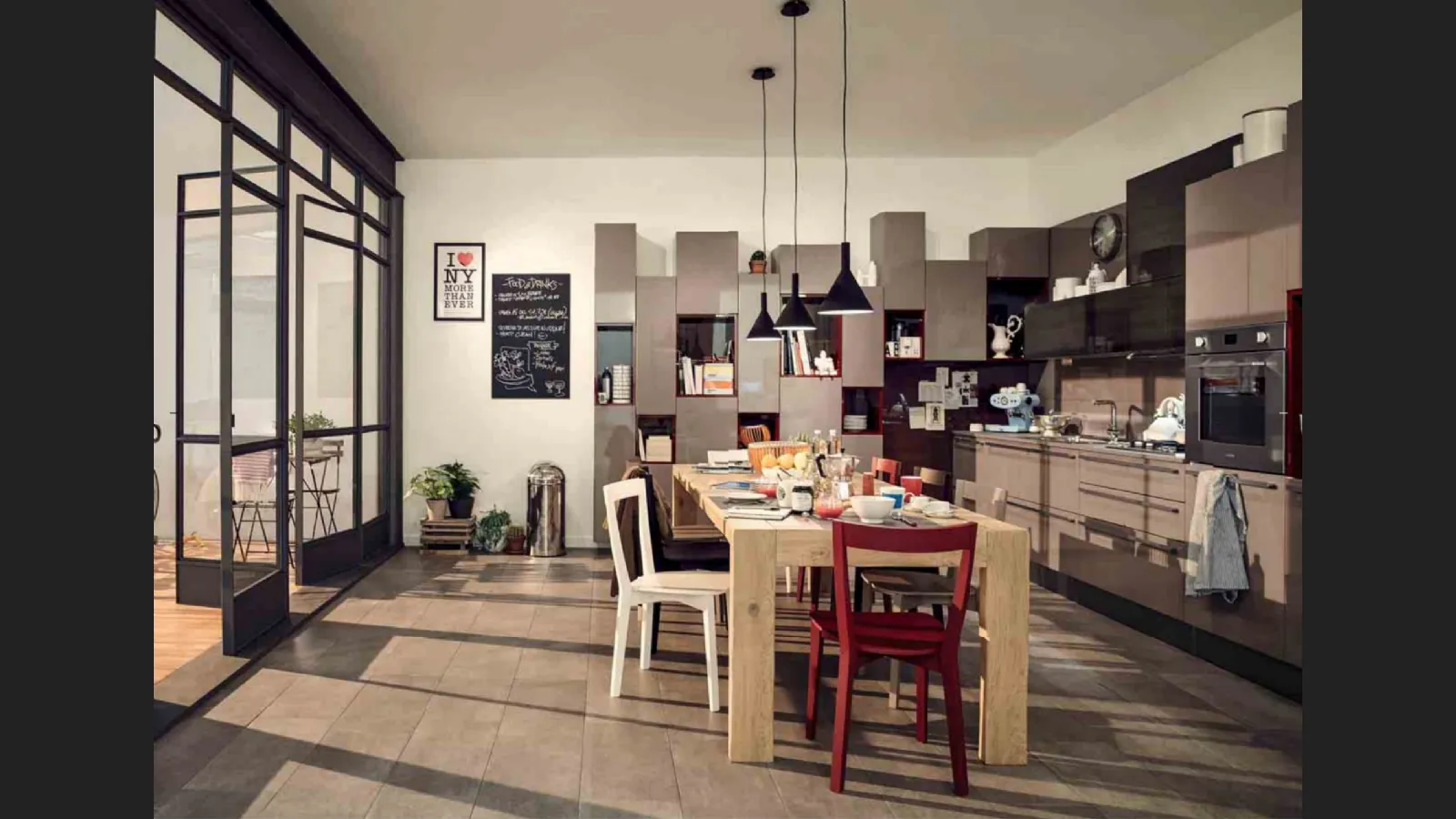 Tavolo Venik con top impiallacciato e struttura in massello di Veneta Cucine