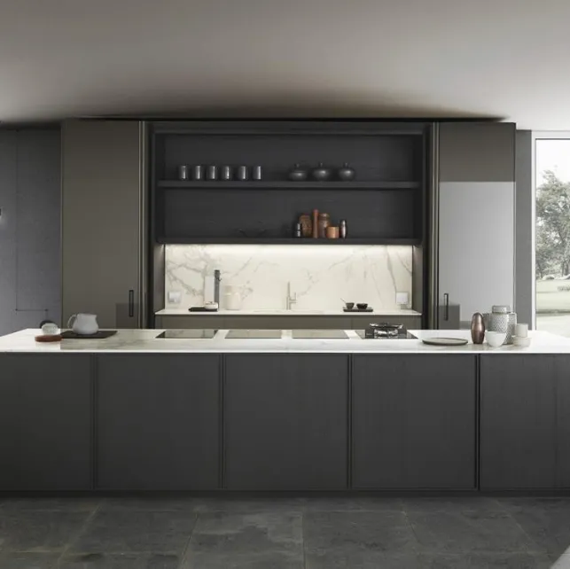 Cucina Design con isola Frame finitura impiallacciato Rovere Fumo e laccato lucido Grey con top in Gres Syros di Modulnova