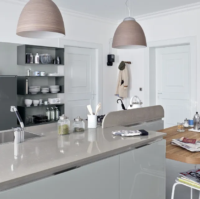 Cucina Moderna con isola Carrera in laccato lucido Grigio Metallo e Vulcano di Veneta Cucine