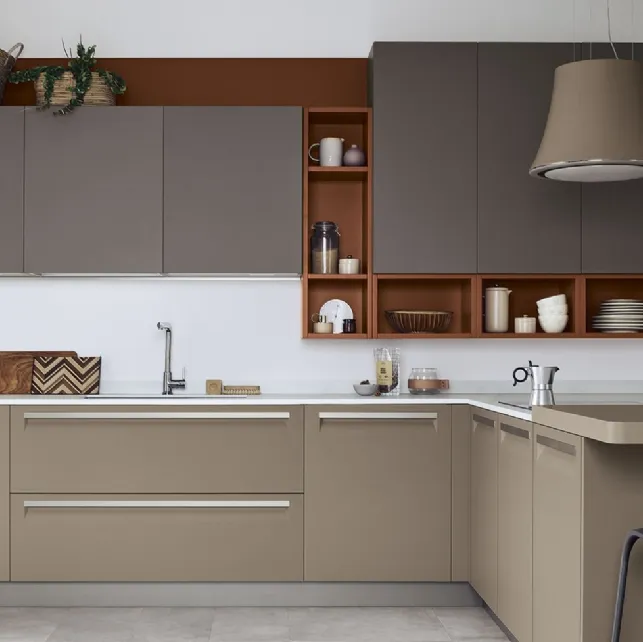 Cucina Moderna Carrera con penisola in laccato Malto e Gianduia di Veneta Cucine