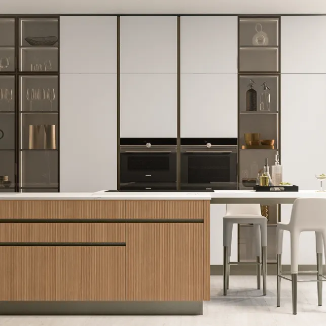 Cucina Moderna Iconica 04 in Canneté Noce Chiaro e Vetro Bianco Puro di Veneta Cucine