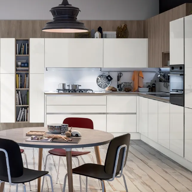 Cucina Moderna Like angolare in laccato lucido Bianco Burro e Olmo Neutro di Veneta Cucine