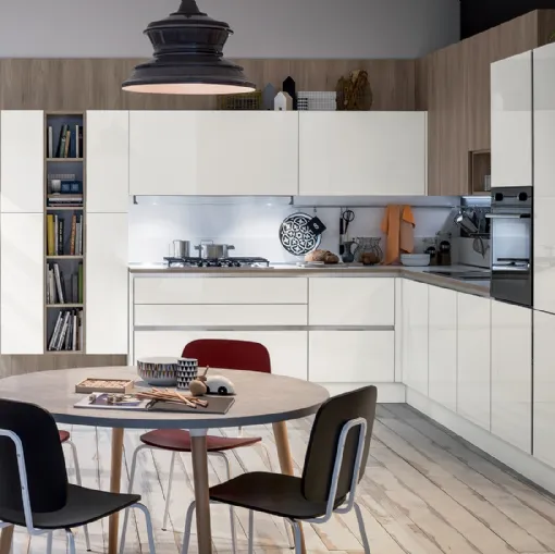 Cucina Moderna Like angolare in laccato lucido Bianco Burro e Olmo Neutro di Veneta Cucine